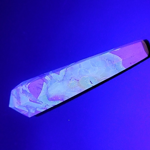 Elegant Septarian Stone Natural Crystal Obelisk with Stand UV Reactive Gemstone - Picture 8 of 13